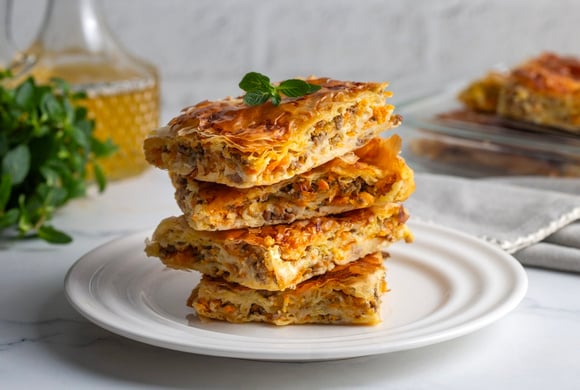 Torta de legumes de frigideira com massa leve: a receita prática para aproveitar as sobras da geladeira
