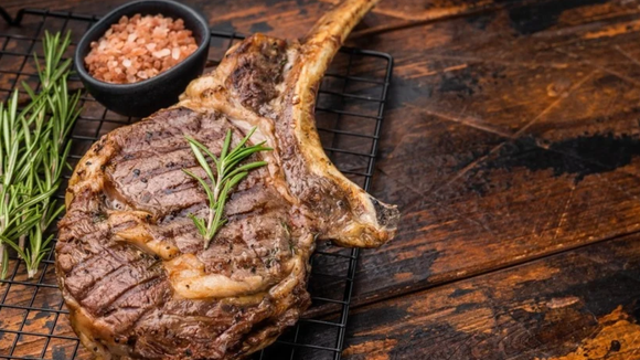 Forno e chapa são os dois métodos usados para preparar um bife de costela suculento. (créditos: Shutterstock)