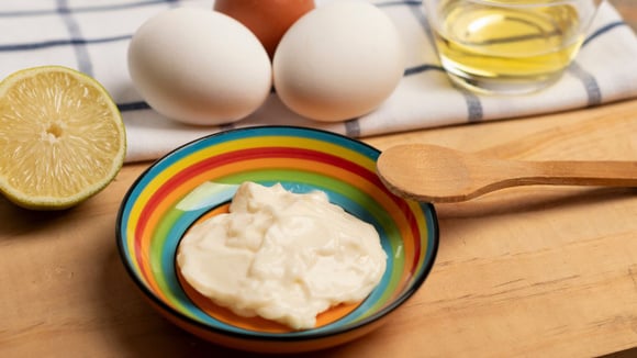 Receita é feita à base de ovos cozidos, azeite, limão e temperos (Créditos: Shutterstock)