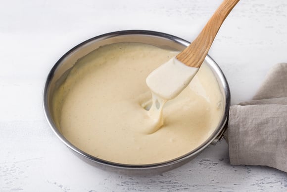O amido de milho ajuda a engrossar o molho branco sem precisar usar farinha de trigo. (creditos: Shutterstock)