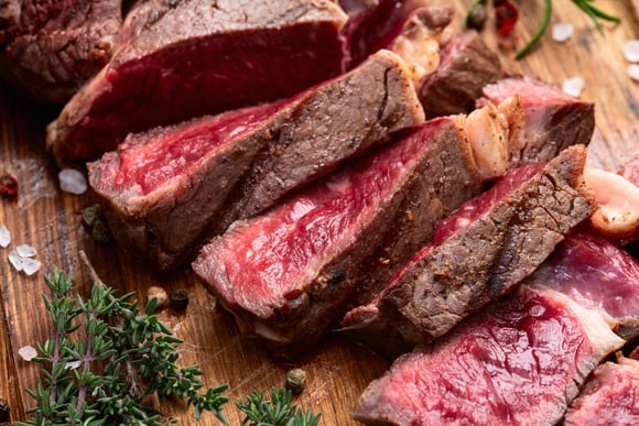 O chef francês Philippe Etchebest é categórico: "Para cozinhar carne bovina perfeitamente, você simplesmente precisa..."