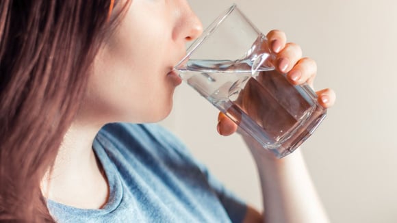 Nem todas as pessoas podem (ou devem) ficar longos períodos em jejum alimentar, apenas à base de água (Créditos: Shutterstock)