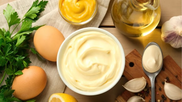 Receita clássica da maionese leva apenas óleo vegetal, ovos, sal e vinagre ou limão (Créditos: Shutterstock)