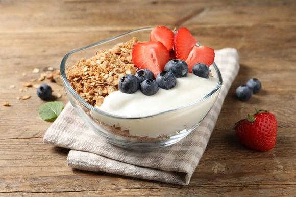 Iogurte natural com frutas. (créditos: Shutterstock)