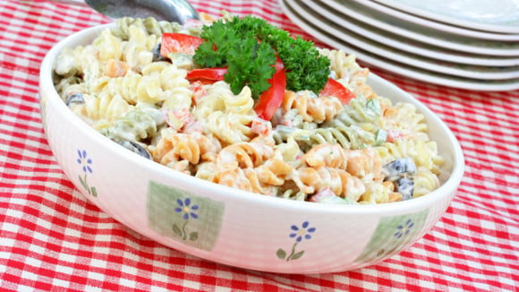 A salada de macarrão com maionese simples é prática e muito deliciosa. (Créditos: TudoGostoso)