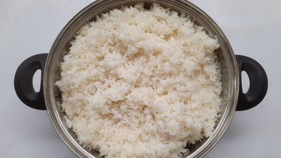 Depois de cozinhar, o arroz deve descansar para atingir a textura ideal (Créditos: Shutterstock)