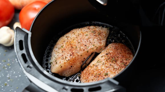 Por que o filé de frango fica seco na air fryer ou no forno? A resposta está num passo que você não faz!