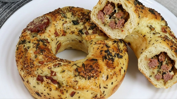 O cheiro dessa rosca de calabresa e queijo saindo do forno já faz todo mundo aparecer na cozinha
