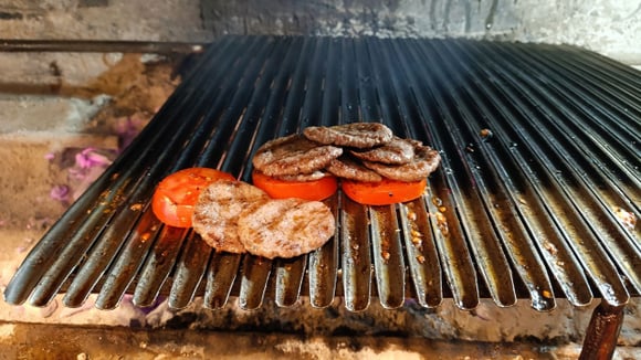 Cada vez mais popular no Brasil, a grelha argentina permite um maior controle sobre a cocção das carnes (Créditos: Shutterstock)