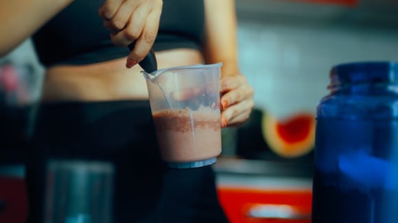 Mini mixer portátil 2 em 1 ajuda a preparar shakes, cafés cremosos e outras bebidas por R$ 20