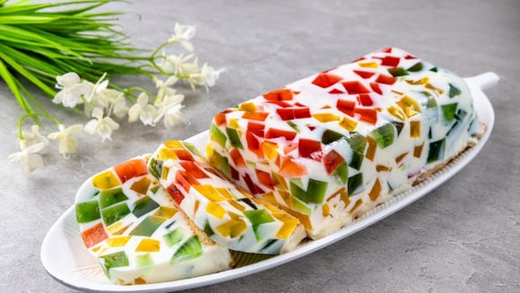 Essa gelatina colorida é perfeita para fazer com a criançada e a família inteira vai poder saborear