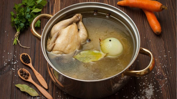 Caldo de galinha caseiro de Ferran Adrià utiliza apenas carcaças de frango, cenoura, cebola, aipo e água (Créditos: Shutterstock)
