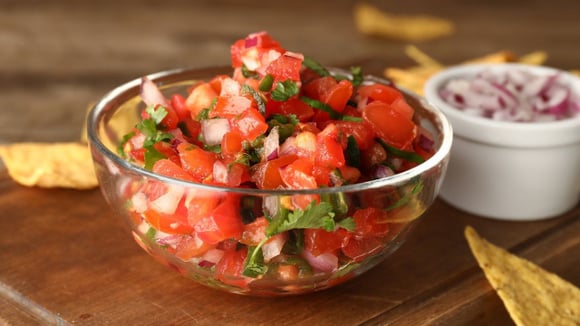 O pico de gallo é praticamente uma versão apimentada de vinagrete, feito com tomate, cebola, coentro, pimenta jalapeño, suco de limão e sal (Créditos: Shutterstock)