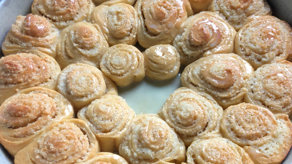 Você já comeu forrobodó? Aprenda a fazer essa rosquinha divina e fofinha com calda de coco ralado