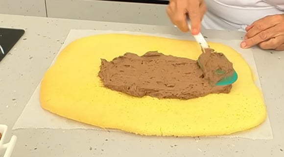 Uma sobremesa espetacular que parece de confeitaria, mas é mais fácil do que você imagina: rocambole espanhol de chocolate e avelã com uma massa fofinha e um recheio cremoso de chocolate amargo