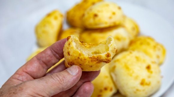 Faça hoje mesmo: pão de queijo de liquidificador do TudoGostoso para um lanche rápido e delicioso