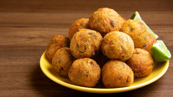 Nunca mais joguei as sobras de arroz fora: aprendi com uma chef famosa a fazer este bolinho e ele virou meu lanche favorito