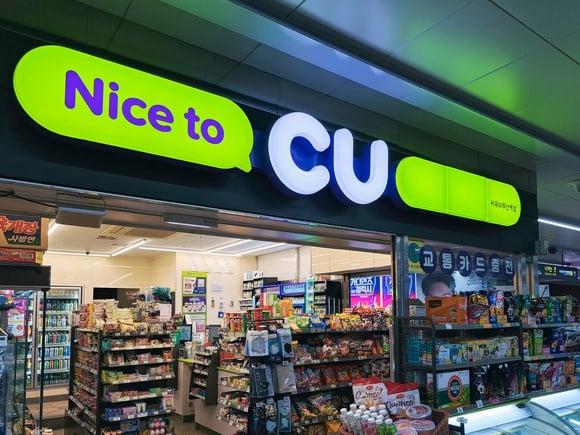 O que tem de tão especial nesse CU? Brasileiros fazem filas enormes para conhecer loja de conveniência coreana em SP