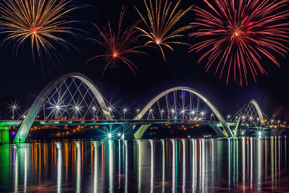 Os fogos de artifício e as luzes da ponte fazem o céu de Brasília encher de cor (Créditos: Shutterstock)