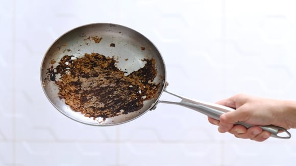 O segredo para remover manchas de queimado sem precisar usar palha de aço. (Foto: Shutterstock)
 