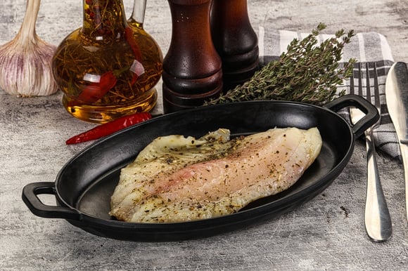 Transformei filé de tilápia simples em prato de restaurante com essa marinada tradicional deliciosa
