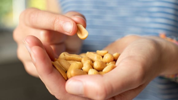 Comer muito amendoim faz mal? Entenda benefícios, efeitos colaterais e muito mais!
