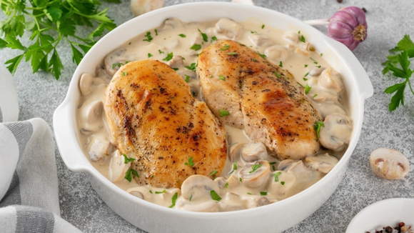 Os chefs espanhóis concordam: “Para que os peitos de frango fiquem macios e saborosos, prepare um molho com 250 ml de caldo de carne ou de legumes e adicione tapioca ou amido de milho para engrossá-lo”.