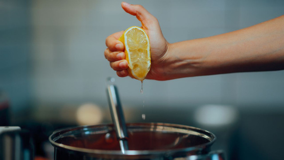 Bastam algumas gotinhas de suco de limão para equilibrar o sal da comida (Créditos: Shutterstock)