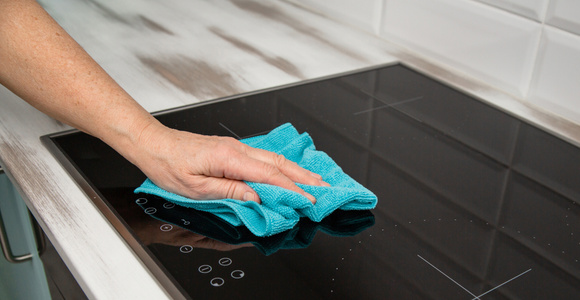 Descobri como remover marcas de queimado do vidro meu cooktop com um ingrediente simples que todo mundo tem em casa