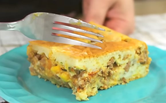 Esse é meu lanche salgado de forno favorito: torta cremosa de carne moída com batata de liquidificador