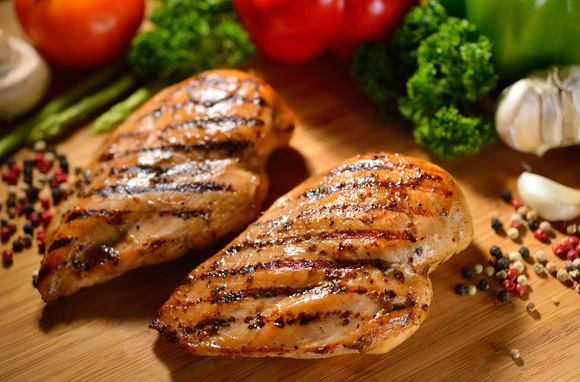 Quase ninguém sabe, mas é assim que se prepara um frango para que a carne fique suculenta, macia e douradinha por fora