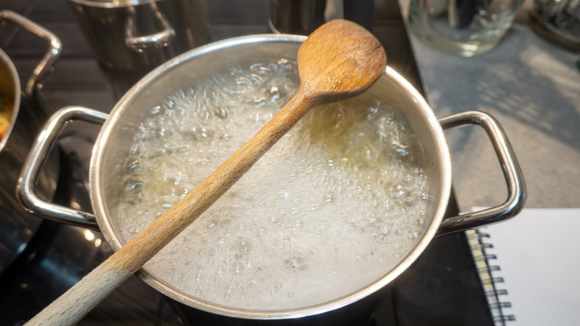 Eu sempre fazia isso errado na cozinha: descobri no TudoGostoso por que colocar uma colher de pau sobre a panela