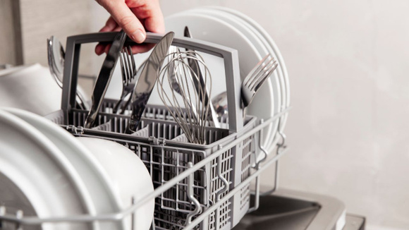 Você deve colocar a faca na máquina de lavar louça com a lâmina para baixo ou para cima? Poucas pessoas sabem qual é a maneira correta