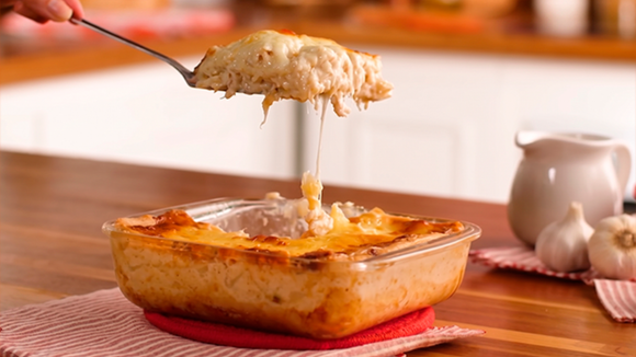 Uma lasanha bem montada começa com molho no fundo da travessa e camadas equilibradas. (créditos: Shutterstock)