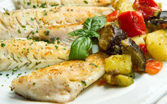 Nesse prato você já preparar a merluza e a batata na mesma assadeira (Créditos: TudoGostoso)