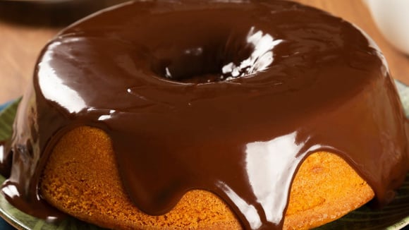 Quem prova, aprova: bolo de cenoura tamanho família para não faltar para ninguém nesse final de semana!