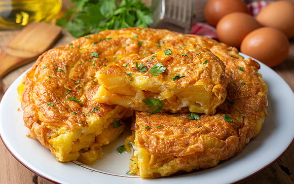 As vovós concordam:  "A omelete de batata fica melhor se você colocar sal nas batatas antes de fritá-las e depois adicionar um pouco mais ao ovo batido"