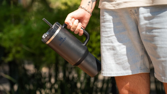 Amazon faz queima de Stanley com copos e garrafas no menor preço do ano