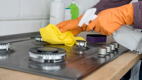 Usei o truque de misturar vinagre branco com água quente para limpar o fogão e ele ficou brilhando: gordura incrustada sai sem esforço e sem usar outros produtos químicos