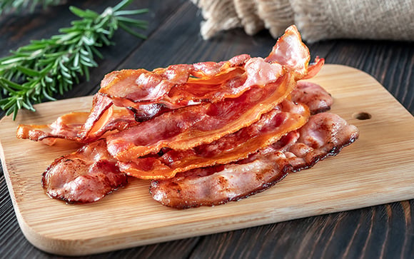 Você foi enganado a vida toda: o melhor jeito de fazer bacon crocante é na água e aqui está o motivo!