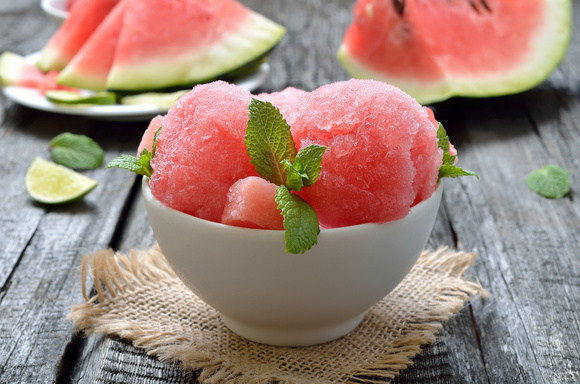 Sorvete de dois ingredientes pouco calórico que você pode comer todos os dias e é perfeito pra essa onda de calor!