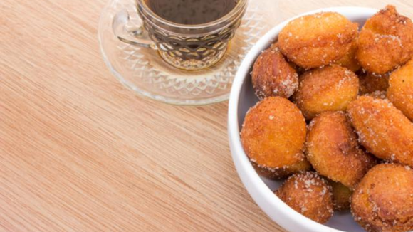 Bolinho de chuva de cenoura com calda de chocolate. (créditos: TudoGostoso)