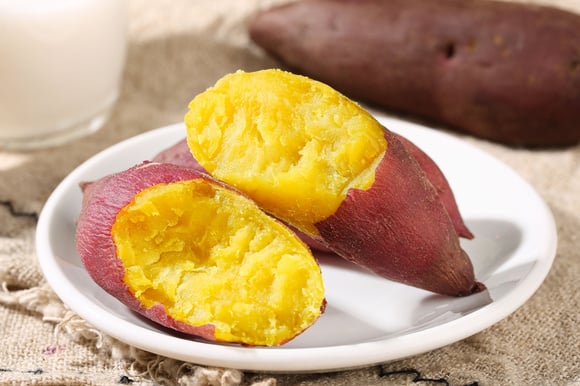 Técnica japonesa para cozinhar batata-doce: ela fica amanteigada, desmanchando e sabor fica tão doce que lembra mel