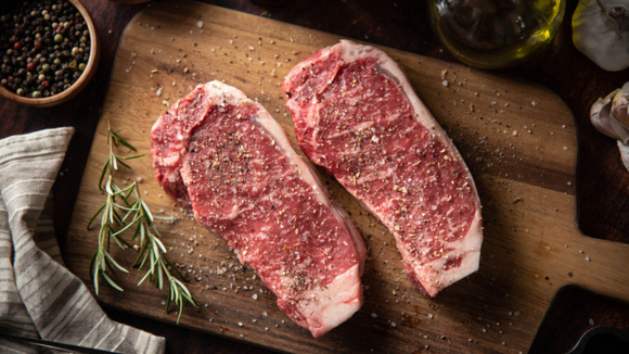 Nem cerveja, nem leite: essa é a melhor bebida para amaciar a carne de segunda para o churrasco
