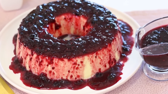 Todo mundo quer a receita do meu pudim de chocolate branco com frutas vermelhas: tão cremoso que desmancha na boca