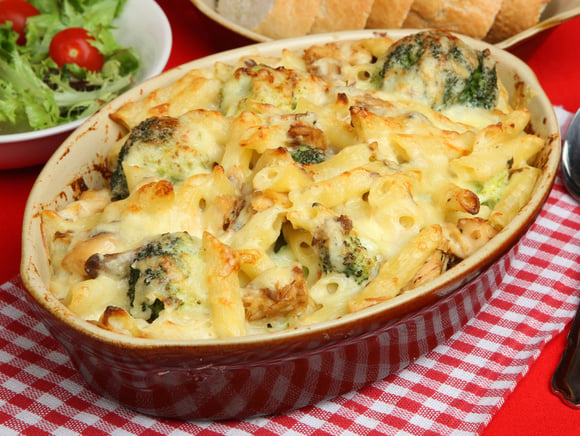 Salmão ao molho mornay pronto em 30 minutos: o truque francês que transforma o peixe em um prato cremoso e com um sabor único