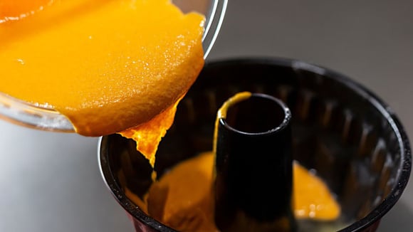 A cenoura crua deixa a massa do bolo com uma cor mais vibrante e um sabor mais evidente, mas deve ser bem triturada no liquidificador (Créditos: Shutterstock)