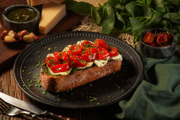 Esta receita de bruschetta de pão artesanal é uma ótima opção de entrada e vai bem em qualquer ocasião