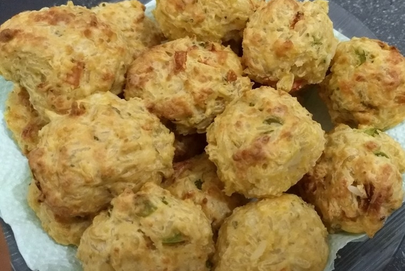 Bolinho de arroz é o petisco perfeito que além de ser fácil de fazer usa ingredientes que já tem na geladeira (Créditos: TudoGostoso/Roana Priscila Silva da Costa)
 