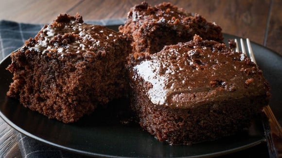 Fatias de bolo de chocolate quente bem molhadinhos com calda e cobertura (Créditos: Shutterstock)